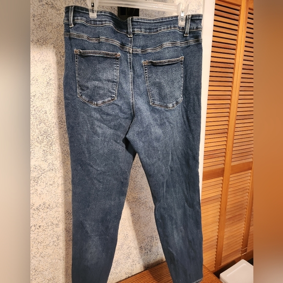 Maurice's High Rise - Picture 3 of 3